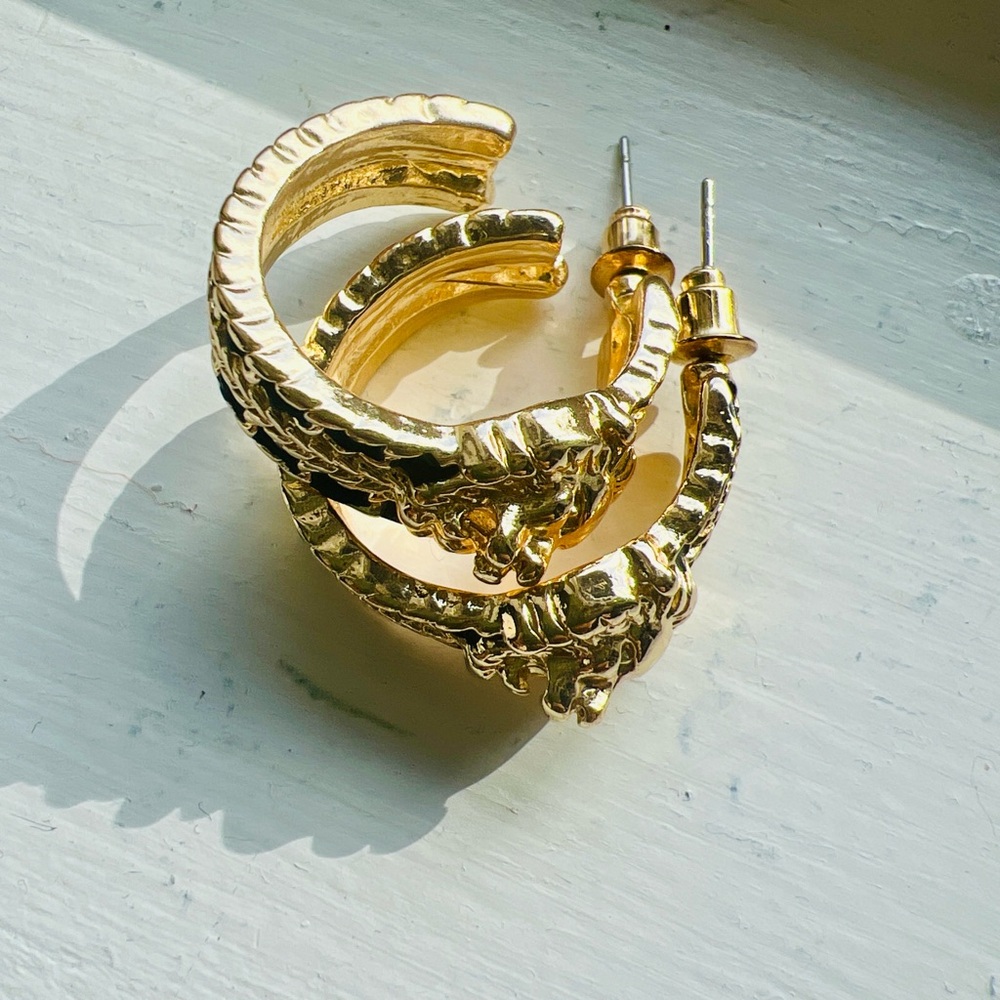 Retro Style Gold Toned Lion Head Hoop Earrings - Picture 4 of 4